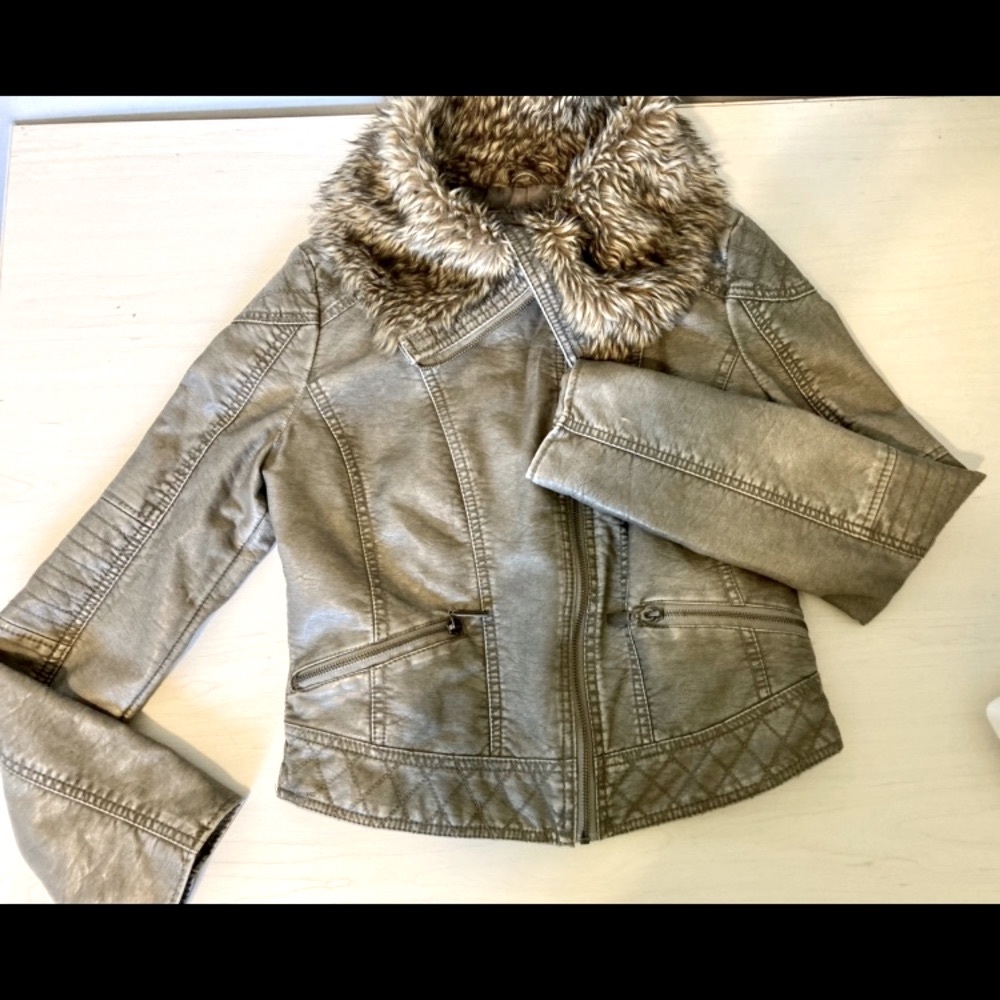 🧥 Gray Leather Zip Up Jacket with Fur Collar and Pockets